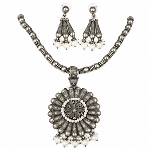 Fournisseur en gros de colliers et boucles d'oreilles vintage en argent tibétain avec pendentif fleur en perle imitation, bijoux de fête pour femmes - Product Image 1