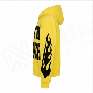 Sweat-shirt à capuche jaune pour homme avec imprimé flamme noire sur la manche, coupe classique, en molleton de coton, décontracté, pour l'automne - Product Image 1