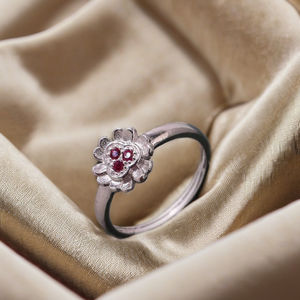 แหวนเงินอินเทรนด์ของผู้หญิงที่มีการออกแบบดอกไม้ที่สวยงามสำหรับงานเลี้ยงวันครบรอบหรือของขวัญ - Product Image 1