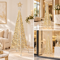 Sapin de Noël autoportant pré-éclairé avec revêtement chromé et pieds en forme d'arche pour la décoration de hall d'hôtel en période des fêtes