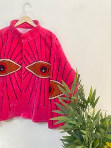 Veste matelassée en velours Suzani faite main par un designer – Manteau de luxe rose brodé main avec motif œil porte-bonheur, idéal pour mariage, fête, ou tenue d'extérieur. - Product Image 2