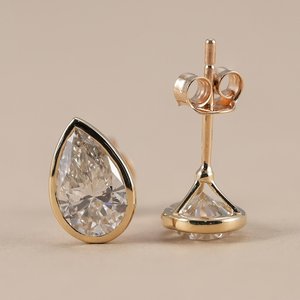 Boucles d'oreilles clous populaires en or massif 14 carats avec diamants de laboratoire taille poire de 2,01 carats chacun pour femme, cadeau de mariage ou de fête pour la mariée - Product Image 3