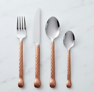 ชุดช้อนส้อมสแตนเลสพร้อมด้ามทองแดงตีลาย สำหรับใช้ในบ้านและครัว - Product Image 1