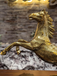 Estatua de Caballo con Acabado en Latón sobre Base de Madera |   Escultura Decorativa de Caballo para el Hogar, la Oficina y Decoración de Interiores de Lujo - Product Image 6