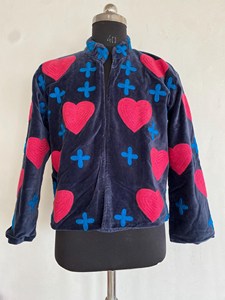 Chaqueta Suzani de Terciopelo Azul Marino Premium con Aplique de Corazón Naranja, Estilo Boho, Manga Larga, Cuello Alto, Prenda Exterior de Diseño para Mujer - Product Image 4