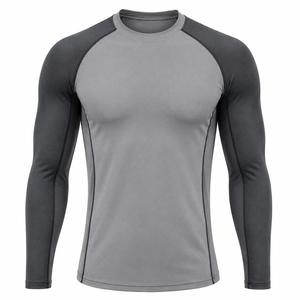Vêtements de sport personnalisés pour hommes, manches longues, col rond, rashguard gris en spandex, séchage rapide, respirant, écologique, anti-UV, pour l'extérieur - Product Image 1