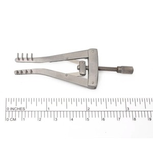 Retractor Quirúrgico Curvo de Acero Inoxidable, Autoajustable, Manual, Marca Metal Med ALM, para Uso Hospitalario y en Cirugía General, Reutilizable - Product Image 2