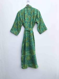 Kimono de Seda Pura con Parches, Túnica Larga para Dormir o Cubrir el Bikini, Kimono de Sari de Seda Reciclada Vintage Hecho a Mano en India - Product Image 5