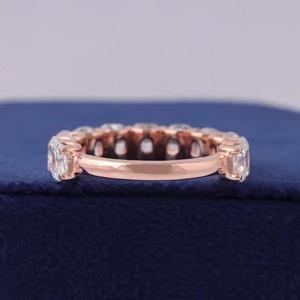 Anillo de eternidad con diamantes talla cojín en oro rosa macizo, banda de boda de engaste compartido, anillo de aniversario de media eternidad apilable - Product Image 2