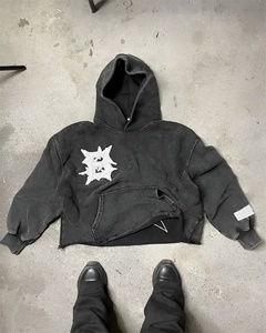 Sudadera con capucha corta de corte cuadrado, diseño minimalista, silueta relajada, tela suave, estilo urbano moderno, confort esencial, estilo diario. - Product Image 5