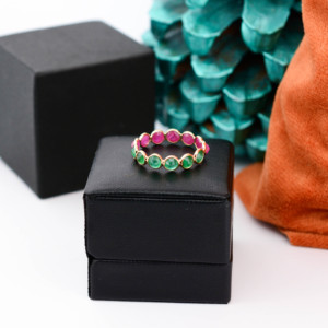 Bague florale alternée rubis naturel et émeraude en or jaune massif 18 carats, bague statement à pétales taillés en poire, pierres de naissance de mai et de juillet - Product Image 6