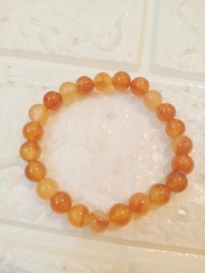กำไลข้อมือมุกเทียมดีไซน์คลาสสิค SM-8 ของ Amaira Jewels ประดับลูกบอลสีส้ม ดีไซน์วินเทจ ชุบโรเดียมเทียม เหมาะสำหรับทั้งชายและหญิง เป็นของขวัญเครื่องประดับ - Product Image 2