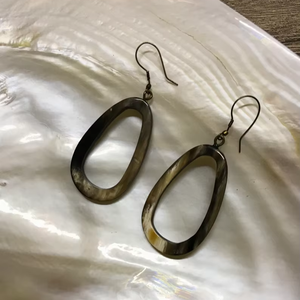 Boucles d'oreilles artisanales modernes en corne de buffle en forme d'épée, ornées de diamants et de perles, écologiques, faites à la main pour femmes, par Perfect Enterprises - Product Image 1