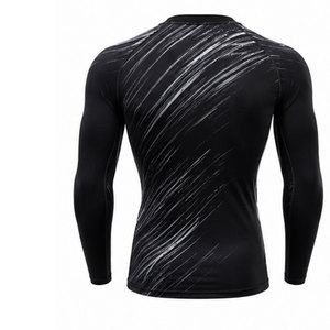 Camiseta deportiva ligera de compresión con costuras resistentes y tela elástica, que garantiza un rendimiento duradero. - Product Image 2