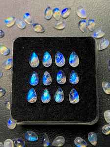 มูนสโตนสีขาวรุ้งทรงลูกแพร์แบบคาโบชอง  พร้อมแสงสีฟ้า  ขนาด 6x4 มม. ถึง 8x10 มม. สำหรับทำเครื่องประดับ - Product Image 3