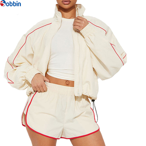 Conjunto Deportivo de 2 Piezas para Mujer, Estilo Hip Hop, Color Crema con Rayas Rojas, Corte Holgado, Manga Larga, Pantalones Cortos, Ropa Casual de Primavera/Verano - Product Image 3