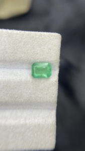 พลอยมรกตธรรมชาติแท้จากแซมเบีย รูปทรงแปดเหลี่ยมเจียระไนแบบมรกต คุณภาพดี เงางาม เหมาะสำหรับทำเครื่องประดับ น้ำหนัก 1.16 กะรัต - Product Image 4