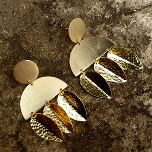Boucles d'oreilles en laiton plaqué or, motif feuille martelée, forme irrégulière moderne, bijoux artisanaux en métal - Product Image 3