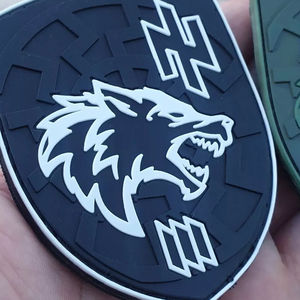 Étiquette de logo en silicone PVC gaufré de haute qualité pour vêtements, patchs PVC imprimés en 3D personnalisés, logo à transfert thermique pour vêtements sur mesure - Product Image 4