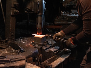 Couteau de cuisine Gyuto Tosa-uchihamono avec lame en acier au carbone, manche en bois, construction forgée ambidextre, respectueux de l'environnement, fabriqué au Japon - Product Image 2