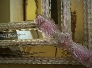 Impresionante espejo veneciano en cristal de Murano rosa con cymatium y flores - Product Image 4