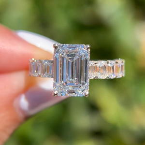 Bague de fiançailles et de mariage en or jaune 14 carats avec diamant de laboratoire taille émeraude de 5,30 carats, cadeau de fête, bijoux - Product Image 1