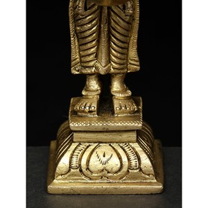 Petite sculpture Lakshmi en laiton profond de 5 pouces fabriquée à la main en Inde - Product Image 1