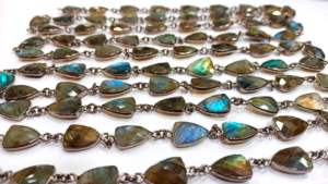 Chaîne en laiton avec connecteur à facettes en forme de trilène de labradorite naturelle - Product Image 2