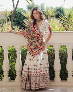 Chaniya Choli blanc pour Navratri, en coton mousseline épais, imprimé numérique, broderie miroir, dentelle fantaisie, dupatta avec latkan, tenue pour le festival Garba - Product Image 4