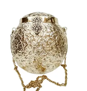 Bolso de Mano Metálico Hecho a Mano en India, Vintage, Grabado a Mano, Chapado en Oro y Plata, Bolso de Hombro Potli de Latón, Bolso de Mano con Bola Dorada - Product Image 1