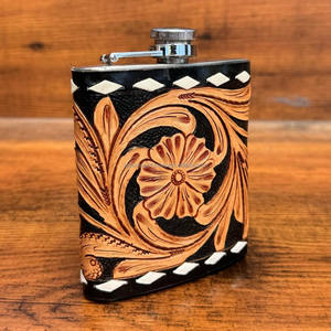 Flacons de hanche en cuir usiné à la main personnalisés les plus récents flacon de hanche en acier inoxydable de 7oz avec couvercle en cuir de vachette véritable - Product Image 4