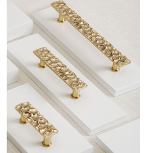 Poignée de meuble texturée dorée martelée, longue poignée de tiroir décorative, quincaillerie de mobilier pour intérieurs de luxe - Product Image 4