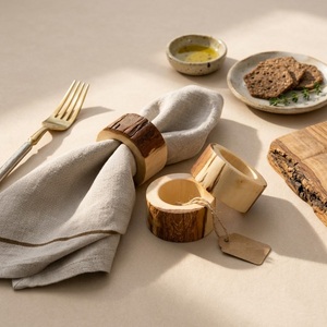 Anneaux de serviette en bois naturel faits à la main avec bord brut, porte-serviettes en bois pour mariage et décoration de table écologique - Product Image 2