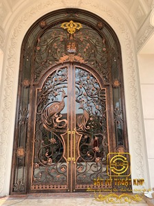 Porte d'entrée en fer forgé à double battant de style européen Khang Hung Phat, revêtement poudré, durable, design orné - Product Image 5