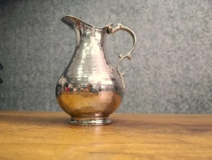 Carafe en argent au design martelé moderne, idéale pour les occasions spéciales, l'utilisation familiale et l'accueil des invités, provenant d'Inde. - Product Image 2
