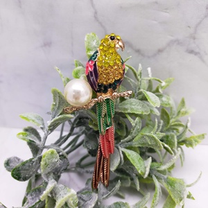 Broche élégante en émail en forme de perroquet avec strass colorés et fausses perles brillantes - Product Image 2