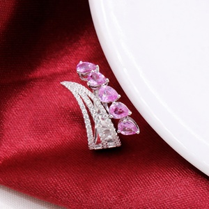 Bague en or blanc massif 18 carats avec saphir rose naturel en forme de poire et diamants pavés, sertie de feuilles, collection Memoria Jewels, bijoux fins en gros - Product Image 4