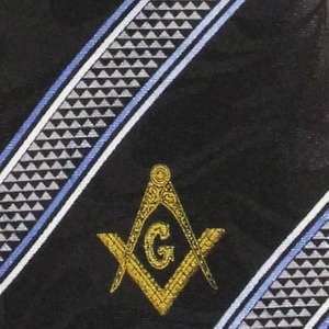 Corbata Masónica para Hombre, Negra a Rayas, Clásica, de Masonería, Tipo de Tela 100% Poliéster, 3.75 Pulgadas de Ancho - Product Image 4