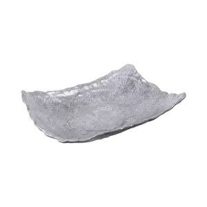 Bandeja Rectangular Irregular de Aluminio Texturizado Plateado Hecha a Mano de Lujo para Servir, Ideal para Catering, Hoteles y Hogar - Product Image 3