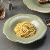 YAYU Nouveaux designs innovants, assiettes à pâtes italiennes en céramique irrégulières personnalisées, couleur vert four, services de vaisselle