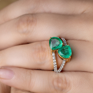 Anillo de compromiso clásico para mujer con gema de corte esmeralda y banda de diamantes pavé en oro amarillo - Product Image 4