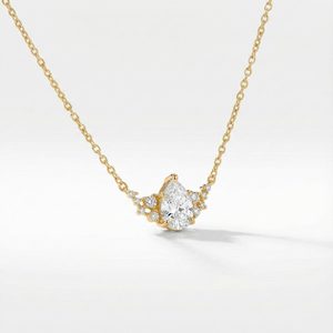 Collier pendentif diamant taille poire en or jaune, sertissage griffe, style classique, bijoux de fiançailles pour femme - Product Image 2