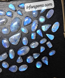 Lot en gros de cabochons de pierre de lune arc-en-ciel naturelle, avec éclat bleu, pierres précieuses en vrac de formes et tailles variées pour la fabrication de bijoux, bagues et pendentifs - Product Image 1