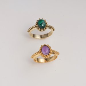 แหวนทองเหลืองชุบไฟฟ้าประดับมรกตสีเขียวขนาด 7*9 มม. รูปไข่ทรงคาโบชอง แหวนวินเทจทำมือสำหรับผู้หญิง - Product Image 5