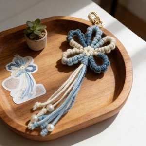 Colgante de macramé hecho a mano con borlas de cuerda de algodón azul y blanco, estilo bohemio, llavero decorativo para bolsos - Product Image 3