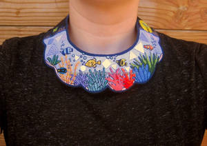 Luxueux collier brodé à la main fabriqué avec des perles de verre pour créer une déclaration étonnante pour chaque moment spécial - Product Image 3