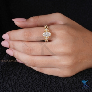 Anillo de Compromiso de Oro Sólido con Diamante Cultivado en Laboratorio de Corte Cojín de 2.00 Quilates, Joyería Fina Nupcial con Diseño Floral Vintage y Botánico, Hecho a Medida, Regalo - Product Image 4