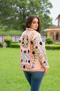 Chaqueta Larga Floral Bordada Suzani al por Mayor para Mujer, Hecha a Mano por Artesanos Indios, Mangas Largas, Prenda Étnica de Moda - Product Image 3