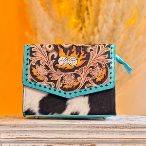 Bolso Bandolera de Cuero Genuino Venus Leathers, Estilo Western, Hecho a Mano, con Patrón de Letras y Flores, Cierre de Cremallera, 45-55cm, Gran Venta - Product Image 3