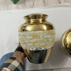Urnas de Cremación de Nácar Premium para Cenizas Humanas, Urna de Latón con Incrustaciones de Nácar, Urnas de Cenizas de Latón Hechas a Mano de la India - Product Image 4